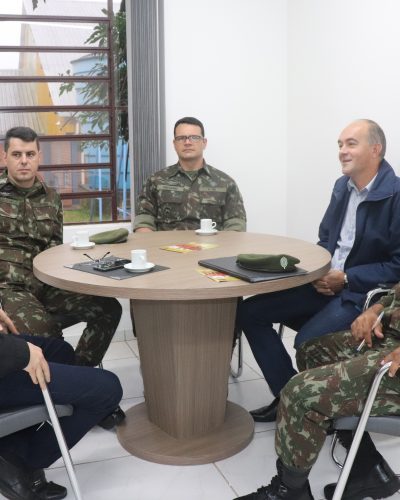 JUNTA MILITAR RECEBE VISITA DE OFICIAIS DO EXÉRCITO