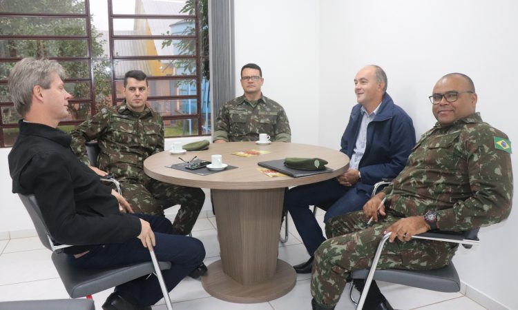 JUNTA MILITAR RECEBE VISITA DE OFICIAIS DO EXÉRCITO