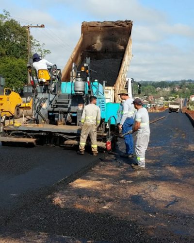 PRIMEIRO TRECHO RECEBE ASFALTO NA AVENIDA