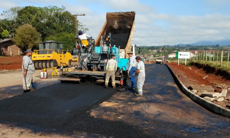 PRIMEIRO TRECHO RECEBE ASFALTO NA AVENIDA