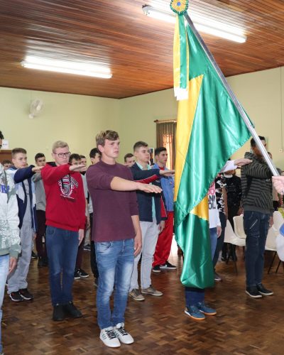JOVENS PRESTAM JURAMENTO À BANDEIRA
