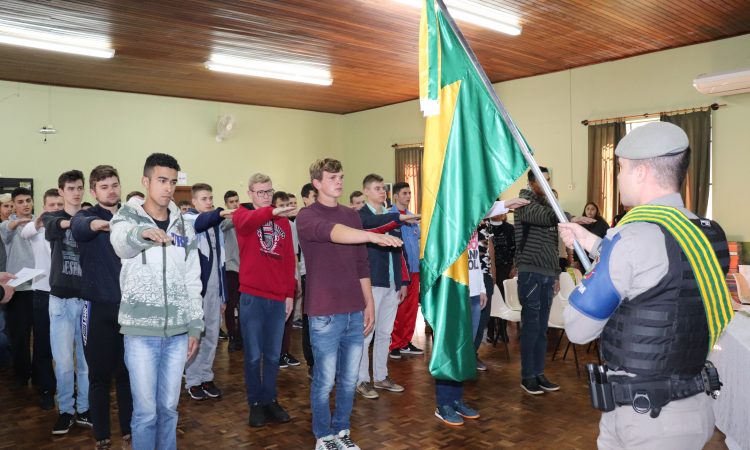 JOVENS PRESTAM JURAMENTO À BANDEIRA