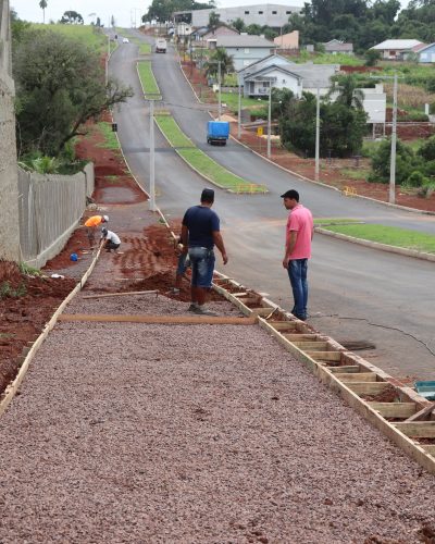 EMPRESA INICIA TRABALHO NO PASSEIO PÚBLICO DA AVENIDA