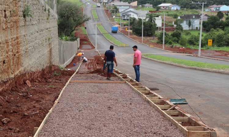 EMPRESA INICIA TRABALHO NO PASSEIO PÚBLICO DA AVENIDA