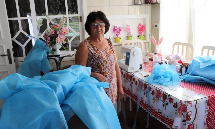 VOLUNTÁRIAS AJUDAM COM MÁSCARAS E AVENTAIS