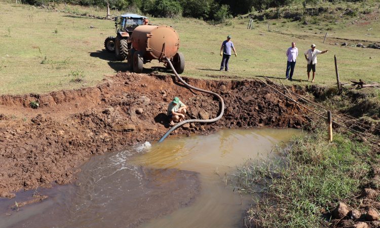 ÁGUA PARA ALIVIAR ESTIAGEM NO INTERIOR