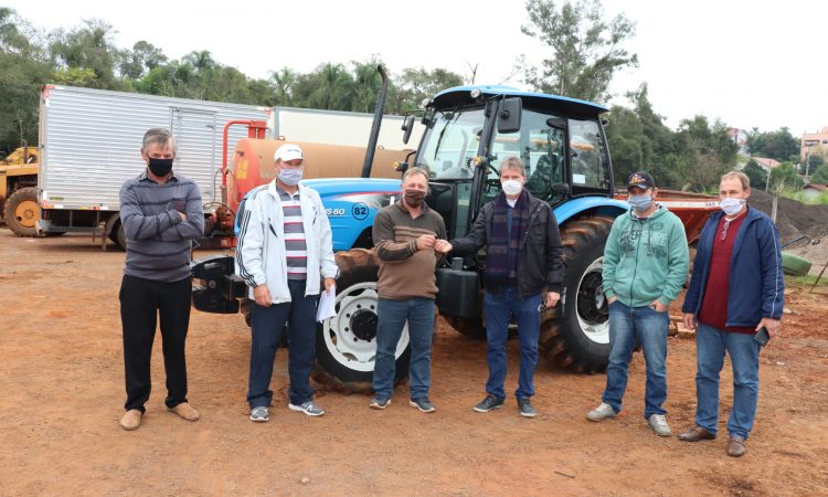 APSAT RECEBE TRATOR AGRÍCOLA