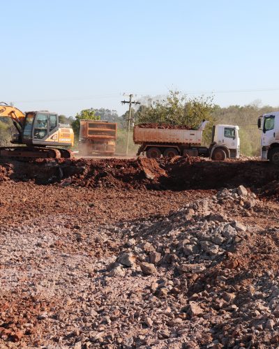OBRAS SEGUE TRABALHANDO NA ÁREA DA BEIRA RIO