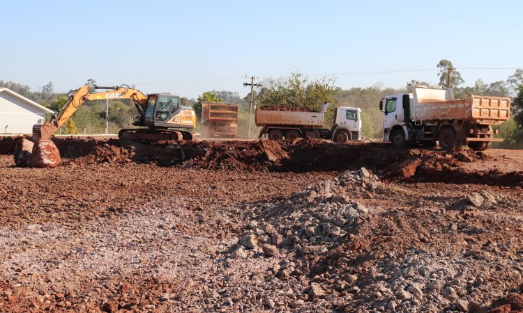 OBRAS SEGUE TRABALHANDO NA ÁREA DA BEIRA RIO