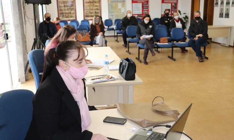 MUNICÍPIO DEFINE AÇÕES PARA CONTROLE DA COVID-19 NAS ESCOLAS