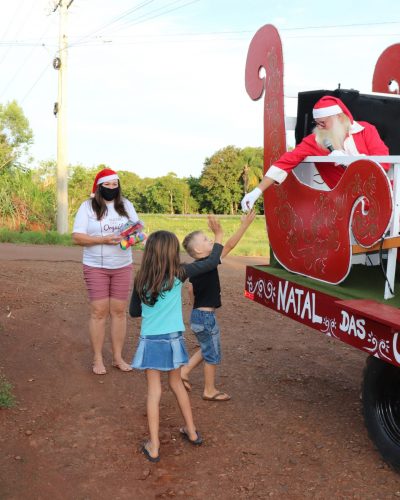 PAPAI NOEL VISITA MAIS DE 100 CRIANÇAS