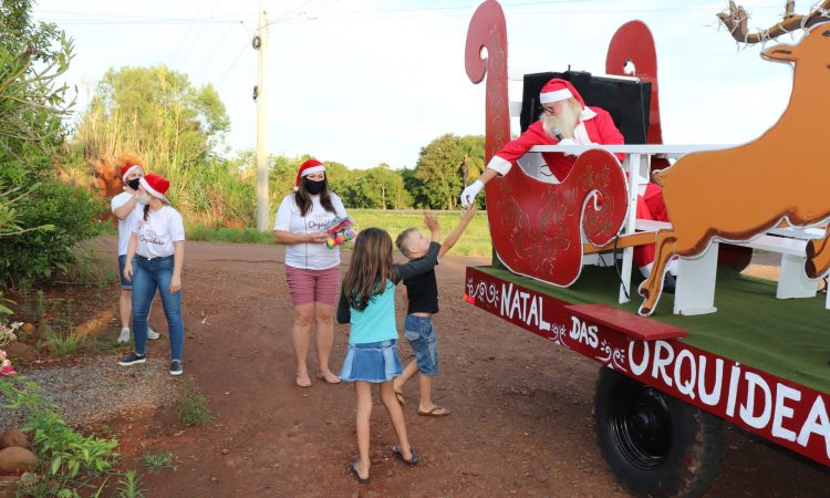 PAPAI NOEL VISITA MAIS DE 100 CRIANÇAS