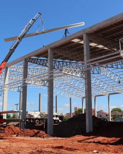 EQUIPES TRABALHAM NA OBRA DA CALÇADOS BEIRA RIO