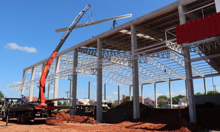 EQUIPES TRABALHAM NA OBRA DA CALÇADOS BEIRA RIO