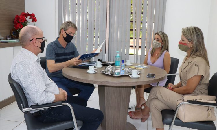 PREFEITO SE REÚNE COM EQUIPES DO SESC, SENAC E SINDILOJAS