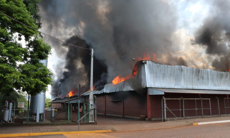 INCÊNDIO ATINGE EMPRESA BISCOBOM ALIMENTOS