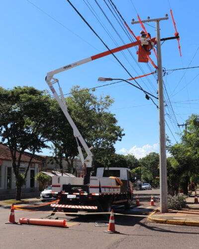 EMPRESA TROCA POSTES DA REDE ELÉTRICA NO CENTRO