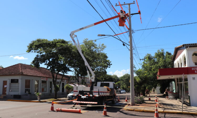 EMPRESA TROCA POSTES DA REDE ELÉTRICA NO CENTRO