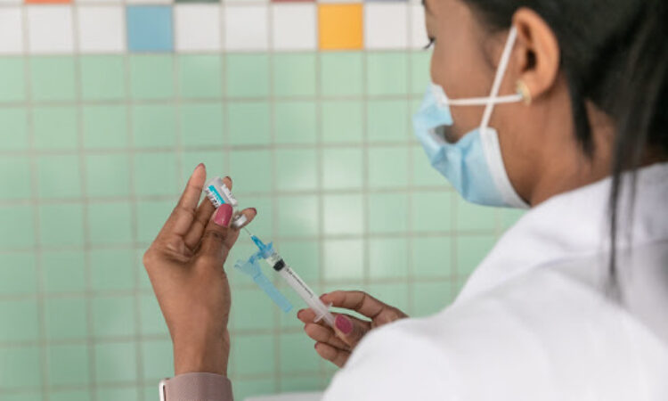COVID-19: VACINAÇÃO É SUSPENSA POR FALTA DE DOSES