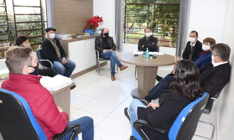 PREFEITO E VICE DEBATEM ATIVIDADES COM SECRETÁRIOS