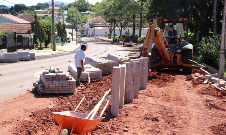 AUDIÊNCIA ANALISA OBRA DO PASSEIO PÚBLICO NA RUA CÔNEGO
