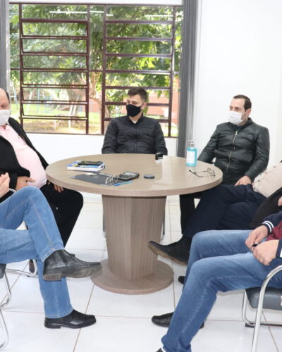 PREFEITO E LIDERANÇAS DO MDB SE REÚNEM COM ASSESSOR