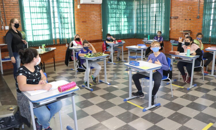 PREFEITURA ENCAMINHA PROJETOS PARA CONTRATAR PROFESSORES