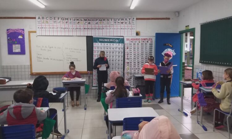 ESTUDANTES PRESENTEIAM COLEGAS E EDUCADORES