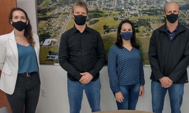 ASSESSORIA DA DEPUTADA ZILA BREITENBACH VISITA MUNICÍPIO