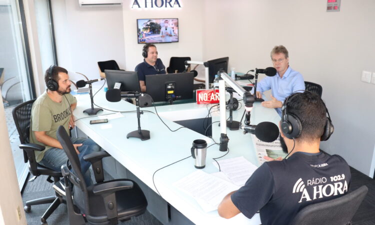 PREFEITO CONCEDE ENTREVISTA NA RÁDIO A HORA FM
