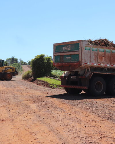 PREFEITURA REALIZA LIMPEZA DA ESTRADA SANTO ANTÔNIO