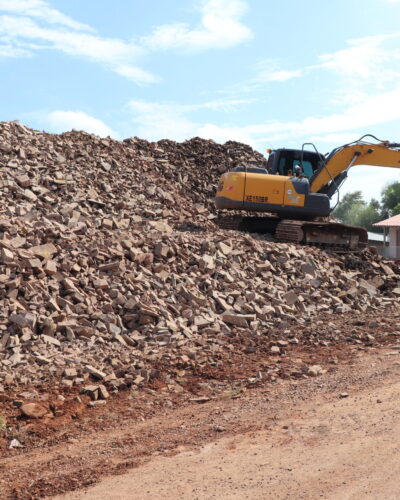 OBRAS SE PREPARA PARA SERVIÇOS NA ESTRADA SANTO ANTÔNIO