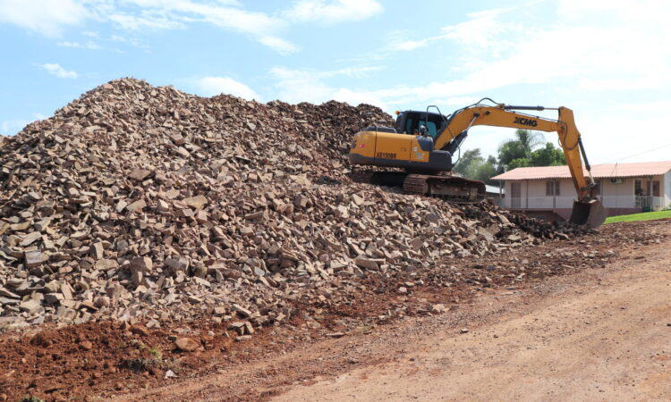 OBRAS SE PREPARA PARA SERVIÇOS NA ESTRADA SANTO ANTÔNIO