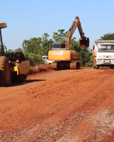PREFEITURA PREPARA ESTRADA PARA PAVIMENTAÇÃO