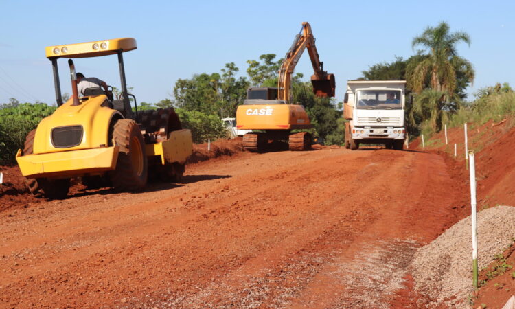 PREFEITURA PREPARA ESTRADA PARA PAVIMENTAÇÃO