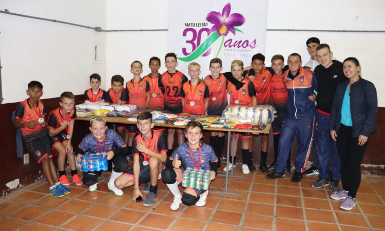 FUTSAL SOLIDÁRIO ARRECADA 239 QUILOS DE ALIMENTOS