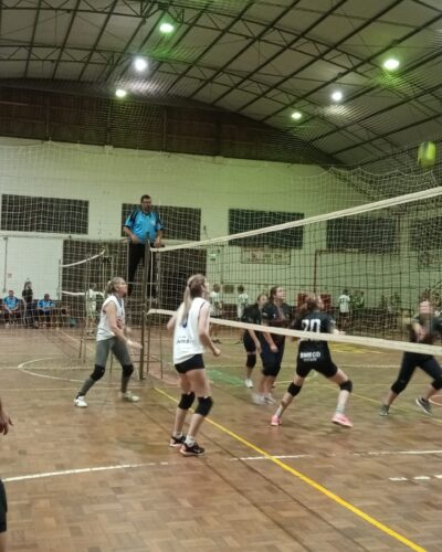 INTEGRAÇÃO DE VOLEIBOL ARRECADA 300 KG DE ALIMENTOS