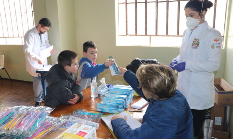 SAÚDE REALIZA AVALIAÇÕES COM ALUNOS NAS ESCOLAS