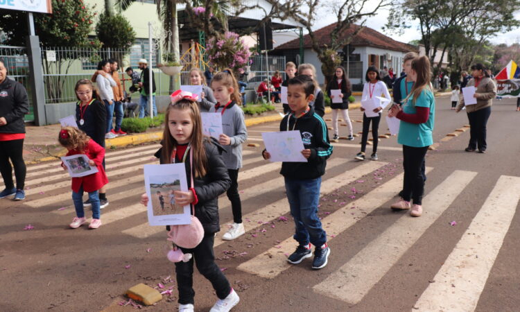 CAMINHADA CÍVICA NA HOMENAGEM À PÁTRIA