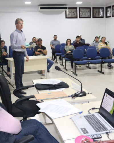 EXECUTIVO APRESENTA RELATÓRIO DE OBRA DE PAVIMENTAÇÃO
