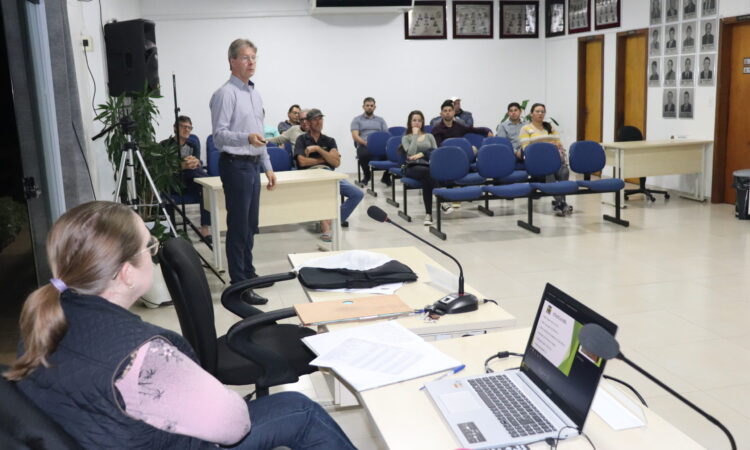 EXECUTIVO APRESENTA RELATÓRIO DE OBRA DE PAVIMENTAÇÃO
