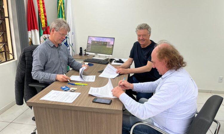 EMPRESA ASSINA CONTRATO PARA MAIS DOIS PROJETOS DE ASFALTO