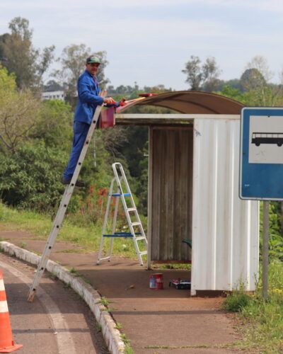 LIMPEZA E PINTURA NAS PARADAS DE ÔNIBUS