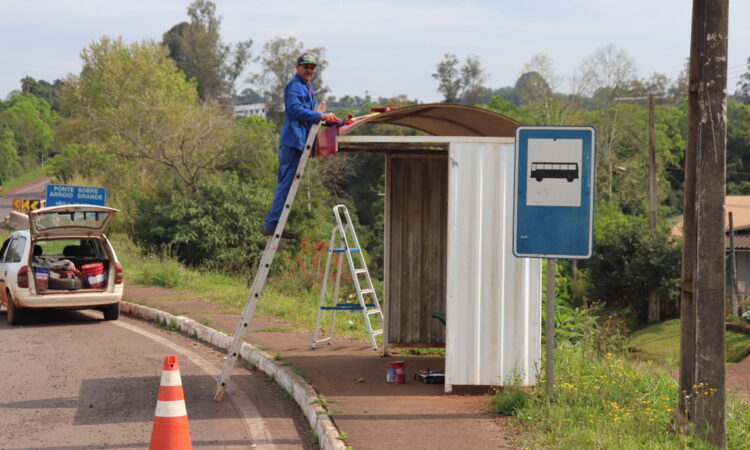 LIMPEZA E PINTURA NAS PARADAS DE ÔNIBUS