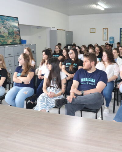 UNIVERSITÁRIOS CONHECEM TRABALHO DA PREFEITURA NA SAÚDE