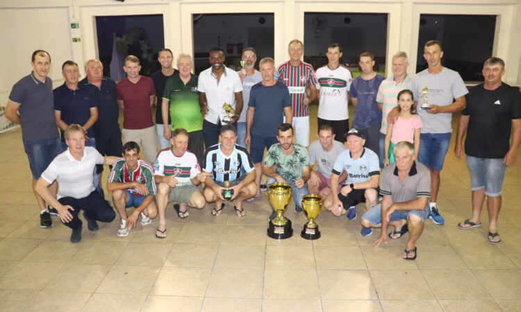 REGIONAL VETERANO: FLUMINENSE RECEBE PREMIAÇÃO