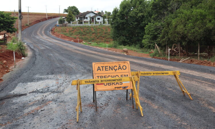 NOVA ETAPA NA PAVIMENTAÇÃO DE TRECHO NA ESTRADA ARROIO BONITO