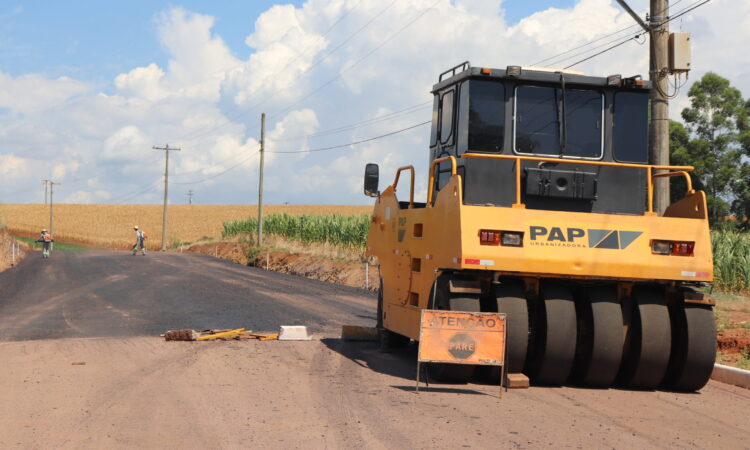 TRÂNSITO BLOQUEADO PARA ASFALTO NA ESTRADA ARROIO BONITO