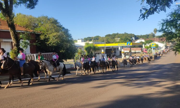 CAVALGADA REÚNE MAIS DE 50 PRENDAS DA REGIÃO