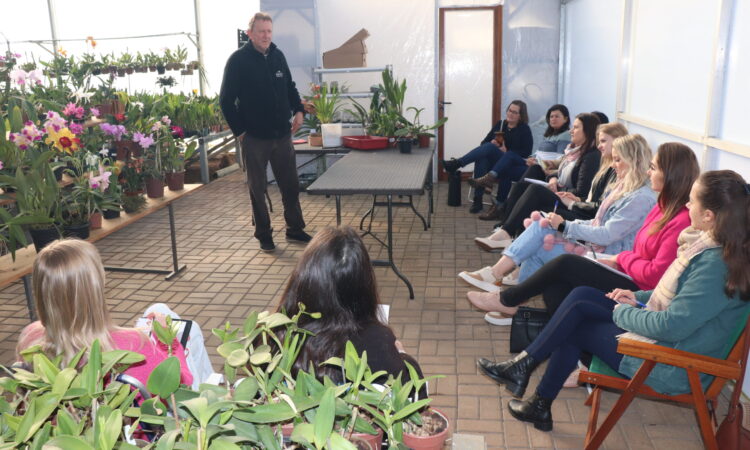 CANDIDATAS PARTICIPAM DE OFICINA SOBRE O CULTIVO DA ORQUÍDEA